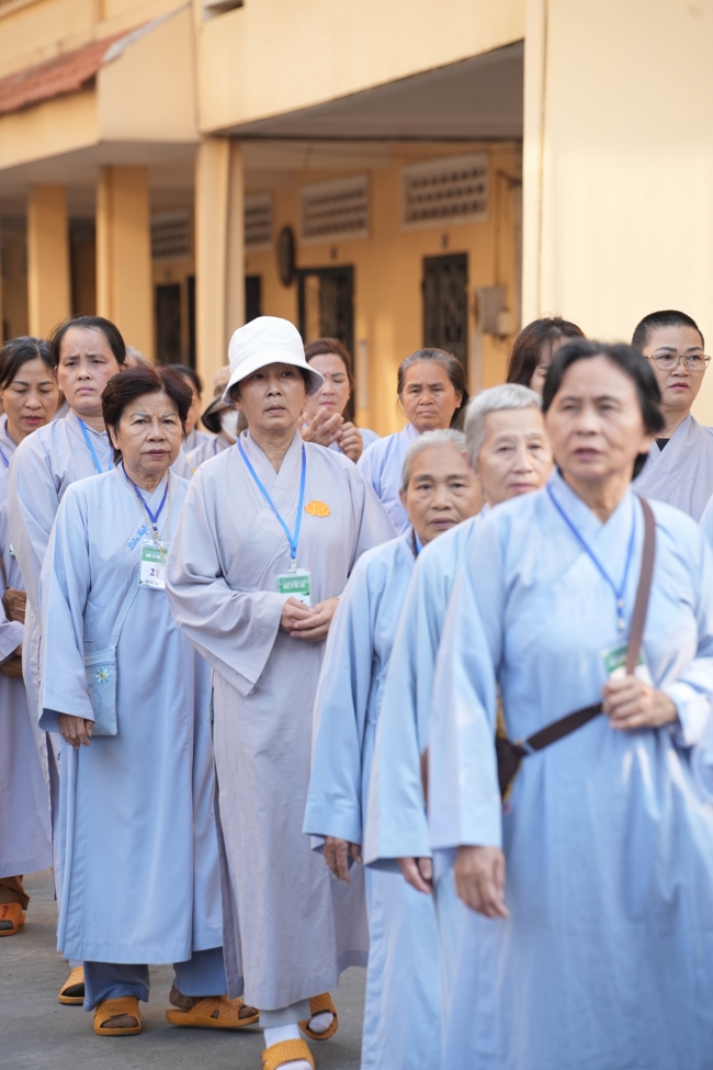 Dharma talk Having no practice is very suffering - Senior Thich Tri Hue in the 107th Seven-day Retreat