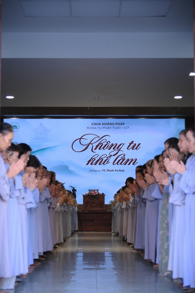 Dharma talk Having no practice is very suffering - Senior Thich Tri Hue in the 107th Seven-day Retreat