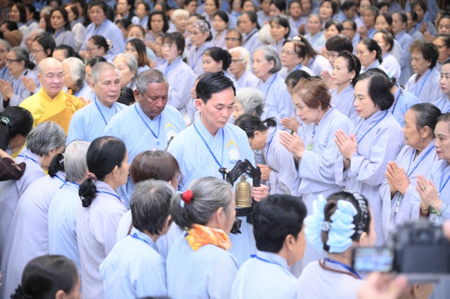 Dharma talk Having no practice is very suffering - Senior Thich Tri Hue in the 107th Seven-day Retreat