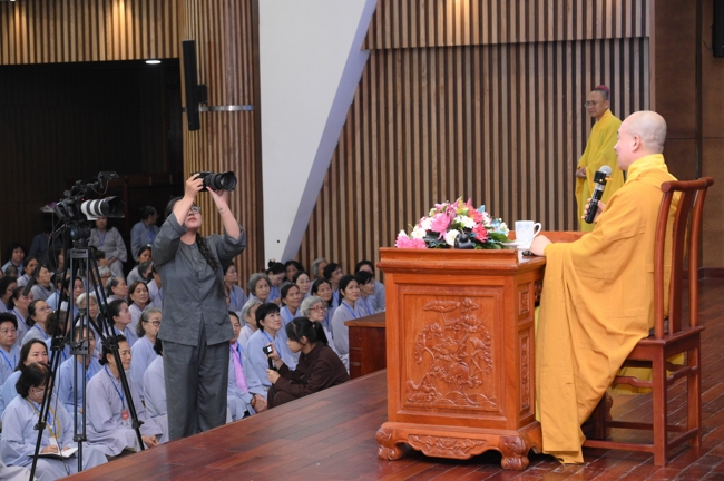Dharma talk Having no practice is very suffering - Senior Thich Tri Hue in the 107th Seven-day Retreat