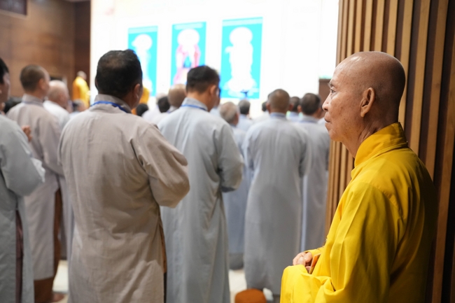 Dharma talk Having no practice is very suffering - Senior Thich Tri Hue in the 107th Seven-day Retreat