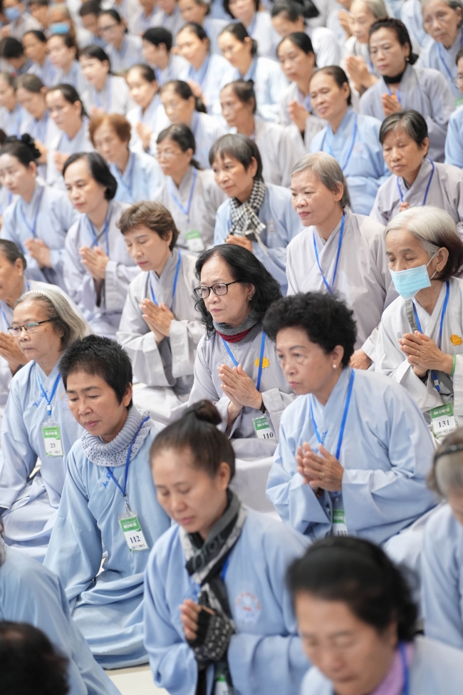 Dharma talk Having no practice is very suffering - Senior Thich Tri Hue in the 107th Seven-day Retreat