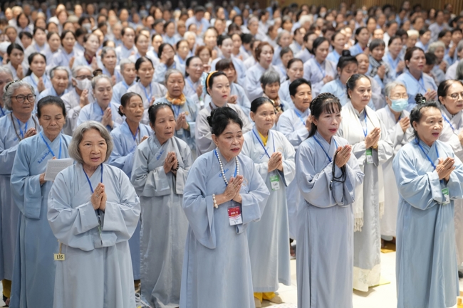 Dharma talk Having no practice is very suffering - Senior Thich Tri Hue in the 107th Seven-day Retreat