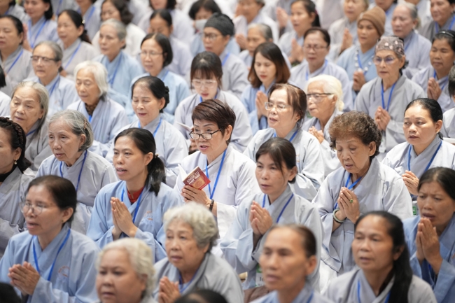 Dharma talk Having no practice is very suffering - Senior Thich Tri Hue in the 107th Seven-day Retreat