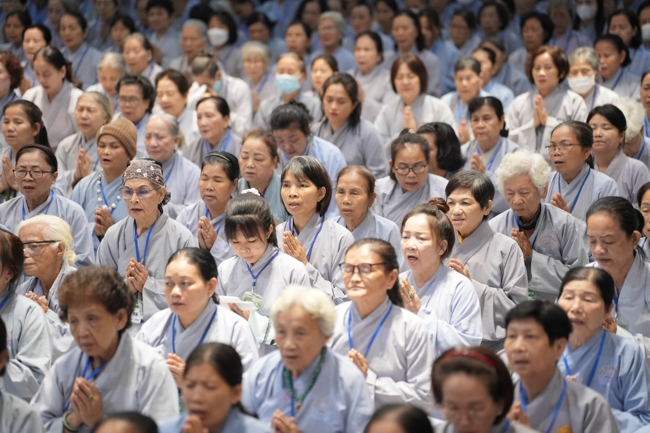 Dharma talk Having no practice is very suffering - Senior Thich Tri Hue in the 107th Seven-day Retreat