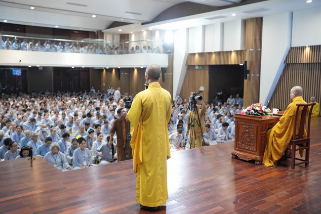 Dharma talk Having no practice is very suffering - Senior Thich Tri Hue in the 107th Seven-day Retreat