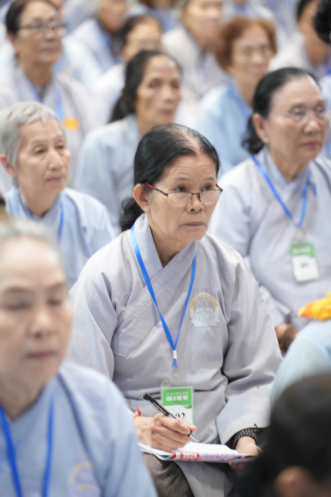Dharma talk Having no practice is very suffering - Senior Thich Tri Hue in the 107th Seven-day Retreat