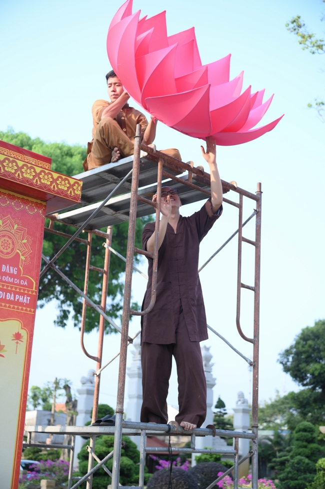 Công tác chuẩn bị đại lễ hoa đăng kỷ niệm đức Phật A-di-đà năm 2026