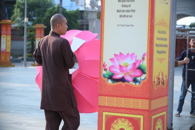 Công tác chuẩn bị đại lễ hoa đăng kỷ niệm đức Phật A-di-đà năm 2026