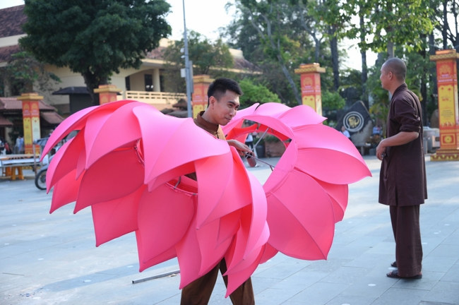 Công tác chuẩn bị đại lễ hoa đăng kỷ niệm đức Phật A-di-đà năm 2026