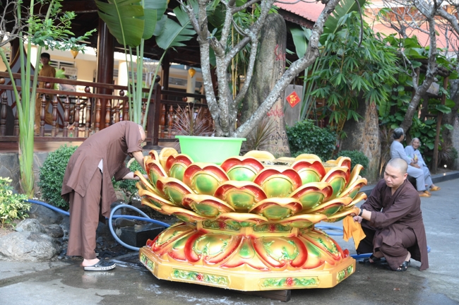 Công tác chuẩn bị đại lễ hoa đăng kỷ niệm đức Phật A-di-đà năm 2026