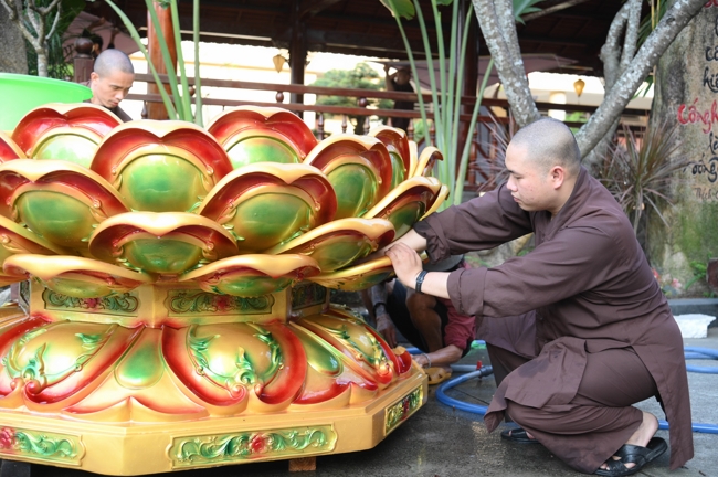 Công tác chuẩn bị đại lễ hoa đăng kỷ niệm đức Phật A-di-đà năm 2026