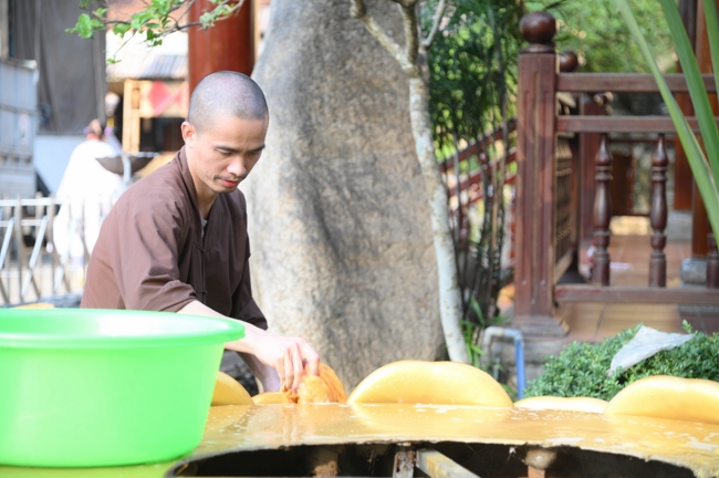 Công tác chuẩn bị đại lễ hoa đăng kỷ niệm đức Phật A-di-đà năm 2026