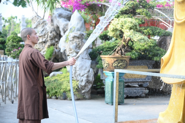 Công tác chuẩn bị đại lễ hoa đăng kỷ niệm đức Phật A-di-đà năm 2026