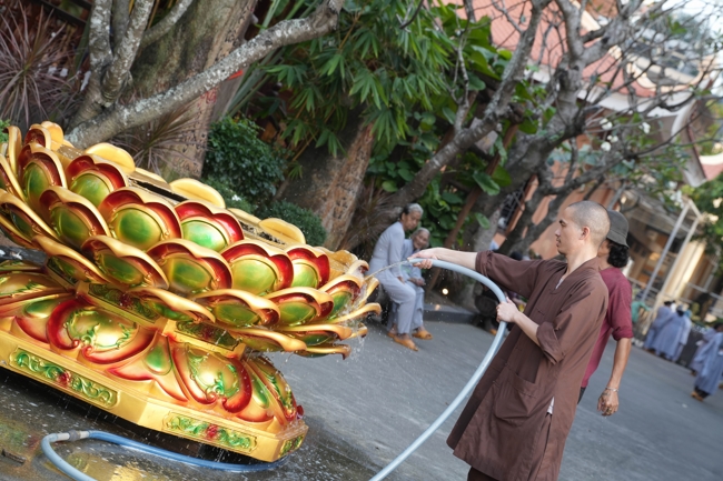 Công tác chuẩn bị đại lễ hoa đăng kỷ niệm đức Phật A-di-đà năm 2026