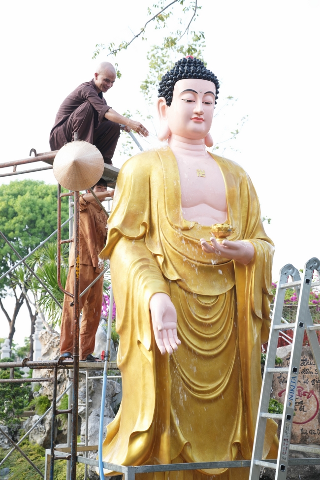 Công tác chuẩn bị đại lễ hoa đăng kỷ niệm đức Phật A-di-đà năm 2026