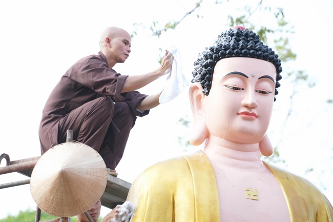 Công tác chuẩn bị đại lễ hoa đăng kỷ niệm đức Phật A-di-đà năm 2026