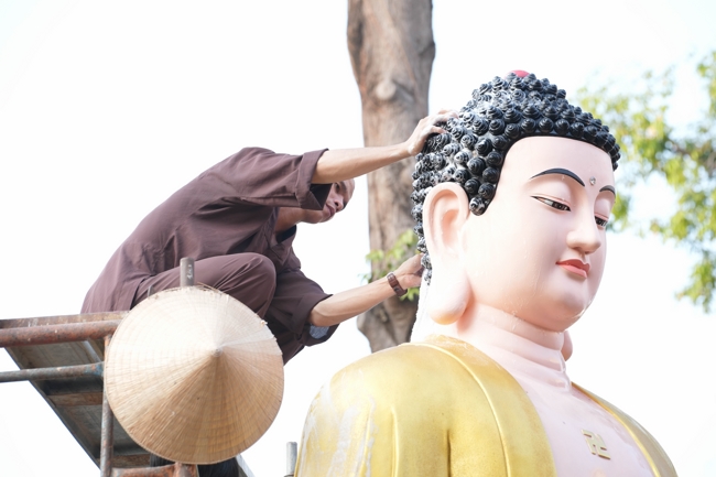 Công tác chuẩn bị đại lễ hoa đăng kỷ niệm đức Phật A-di-đà năm 2026