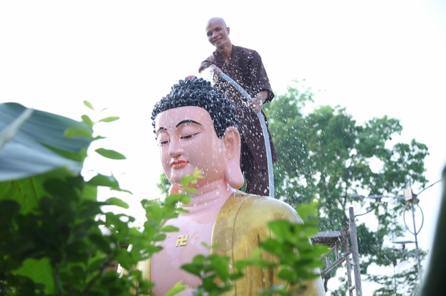 Công tác chuẩn bị đại lễ hoa đăng kỷ niệm đức Phật A-di-đà năm 2026