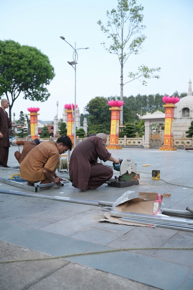 Công tác chuẩn bị đại lễ hoa đăng kỷ niệm đức Phật A-di-đà năm 2026