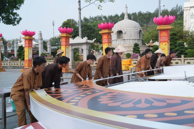 Công tác chuẩn bị đại lễ hoa đăng kỷ niệm đức Phật A-di-đà năm 2026