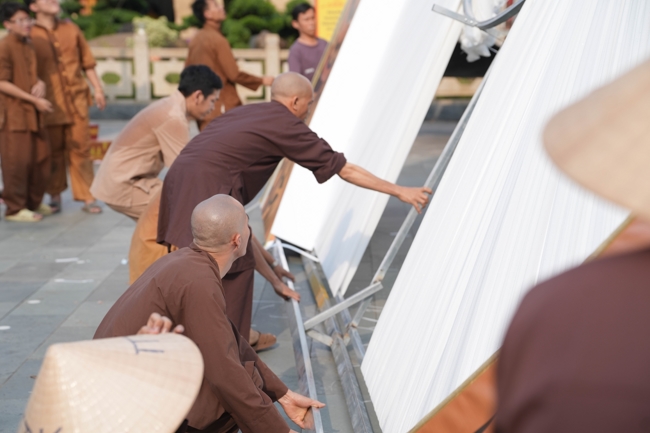 Công tác chuẩn bị đại lễ hoa đăng kỷ niệm đức Phật A-di-đà năm 2026