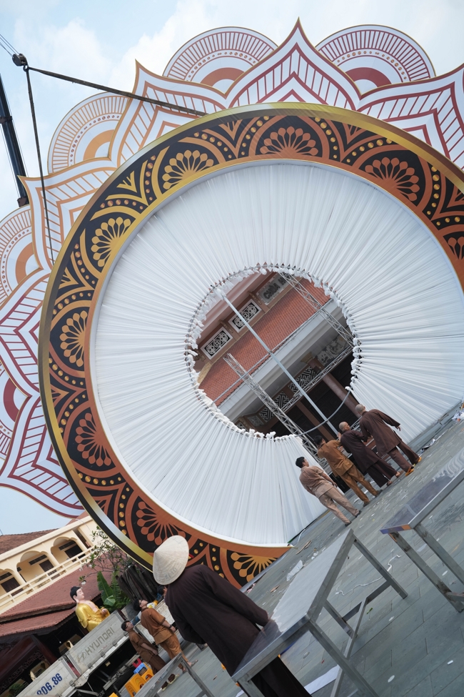 Công tác chuẩn bị đại lễ hoa đăng kỷ niệm đức Phật A-di-đà năm 2026