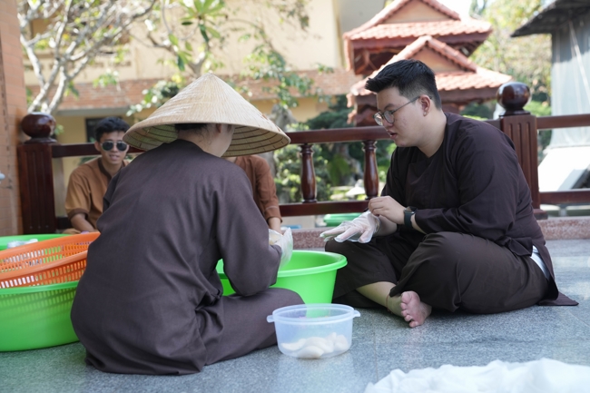 Công tác chuẩn bị đại lễ hoa đăng kỷ niệm đức Phật A-di-đà năm 2026