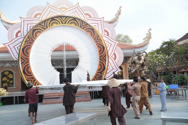 Công tác chuẩn bị đại lễ hoa đăng kỷ niệm đức Phật A-di-đà năm 2026