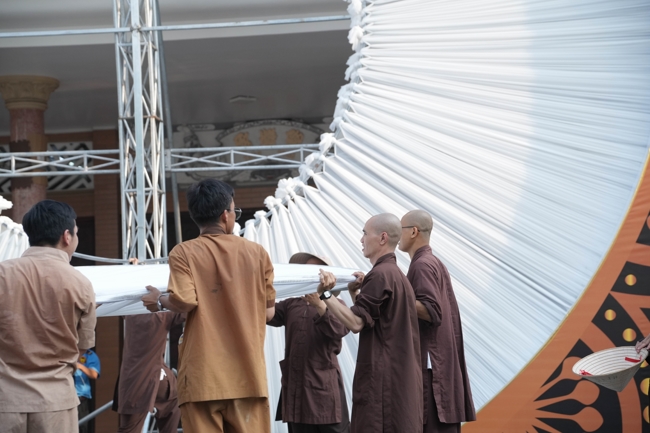 Công tác chuẩn bị đại lễ hoa đăng kỷ niệm đức Phật A-di-đà năm 2026