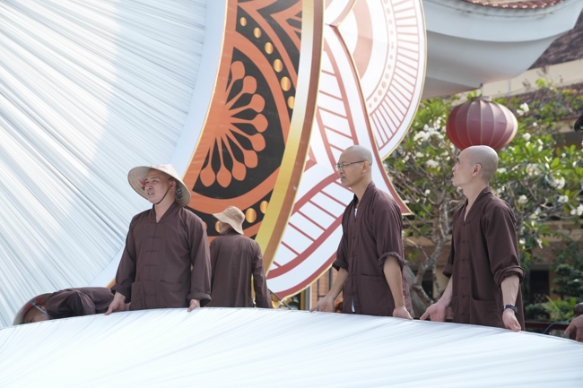 Công tác chuẩn bị đại lễ hoa đăng kỷ niệm đức Phật A-di-đà năm 2026