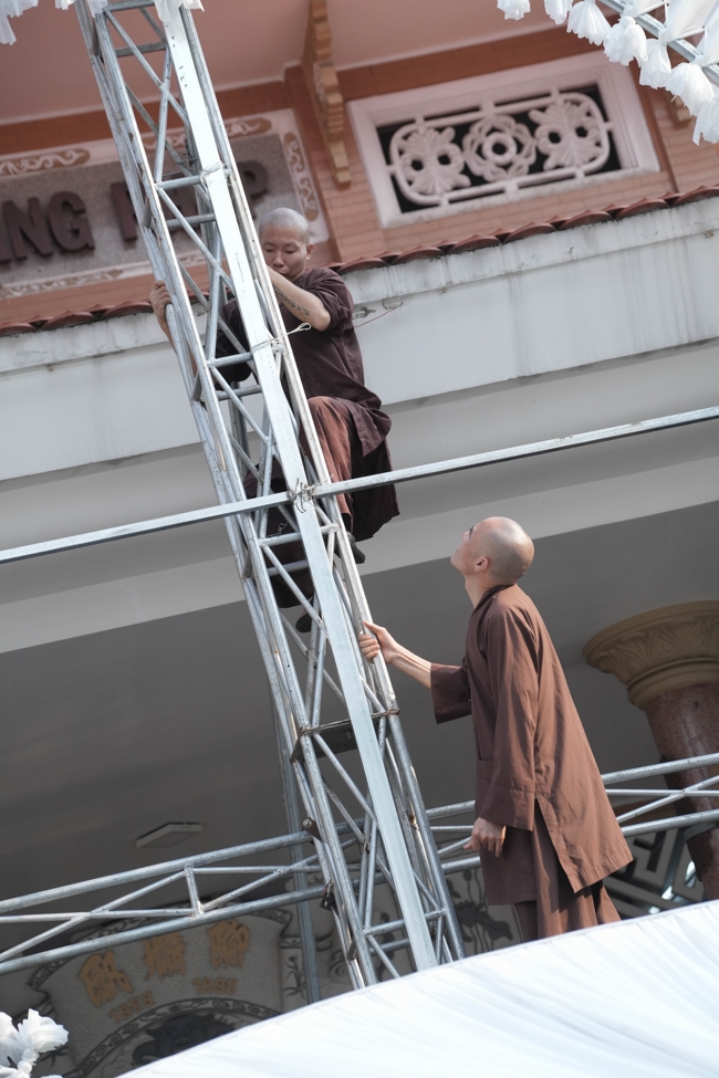 Công tác chuẩn bị đại lễ hoa đăng kỷ niệm đức Phật A-di-đà năm 2026