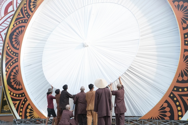 Công tác chuẩn bị đại lễ hoa đăng kỷ niệm đức Phật A-di-đà năm 2026