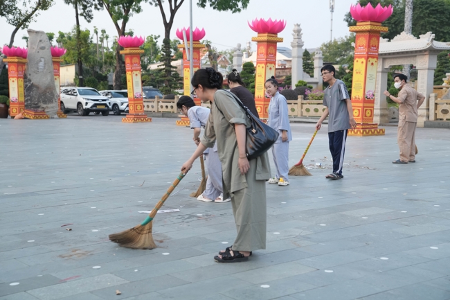 Công tác chuẩn bị đại lễ hoa đăng kỷ niệm đức Phật A-di-đà năm 2026