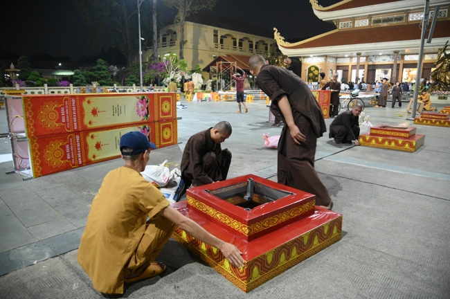 Công tác chuẩn bị đại lễ hoa đăng kỷ niệm đức Phật A-di-đà năm 2026