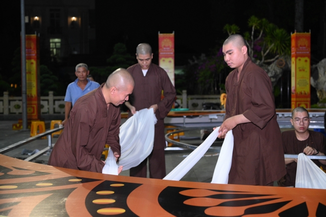 Công tác chuẩn bị đại lễ hoa đăng kỷ niệm đức Phật A-di-đà năm 2026