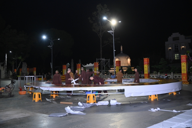 Công tác chuẩn bị đại lễ hoa đăng kỷ niệm đức Phật A-di-đà năm 2026