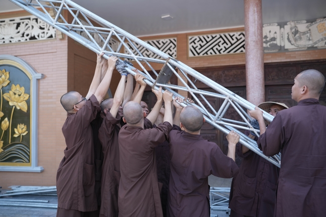 Công tác chuẩn bị đại lễ hoa đăng kỷ niệm đức Phật A-di-đà năm 2026