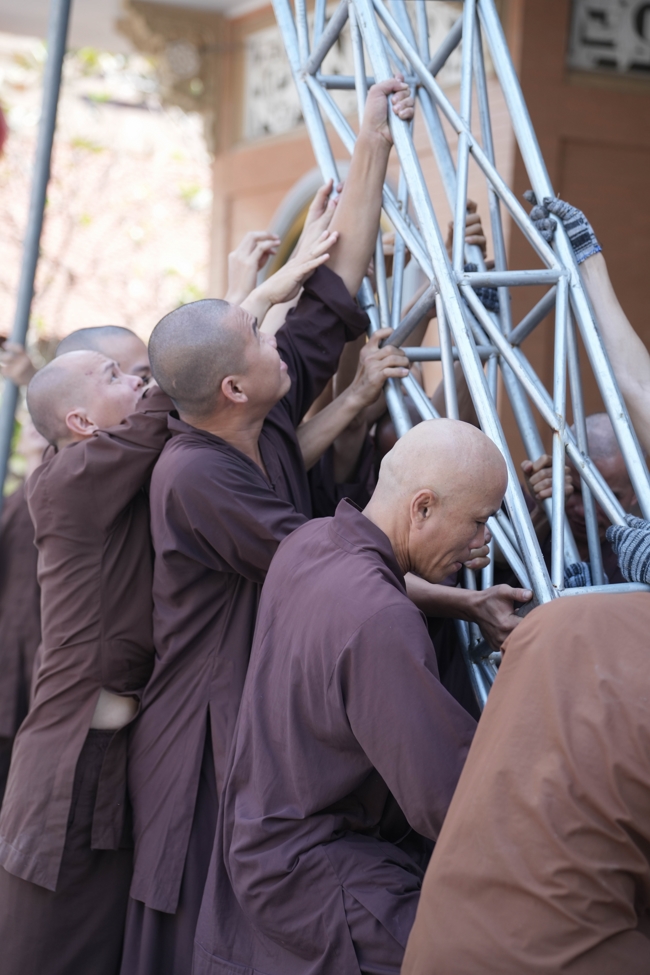 Công tác chuẩn bị đại lễ hoa đăng kỷ niệm đức Phật A-di-đà năm 2026