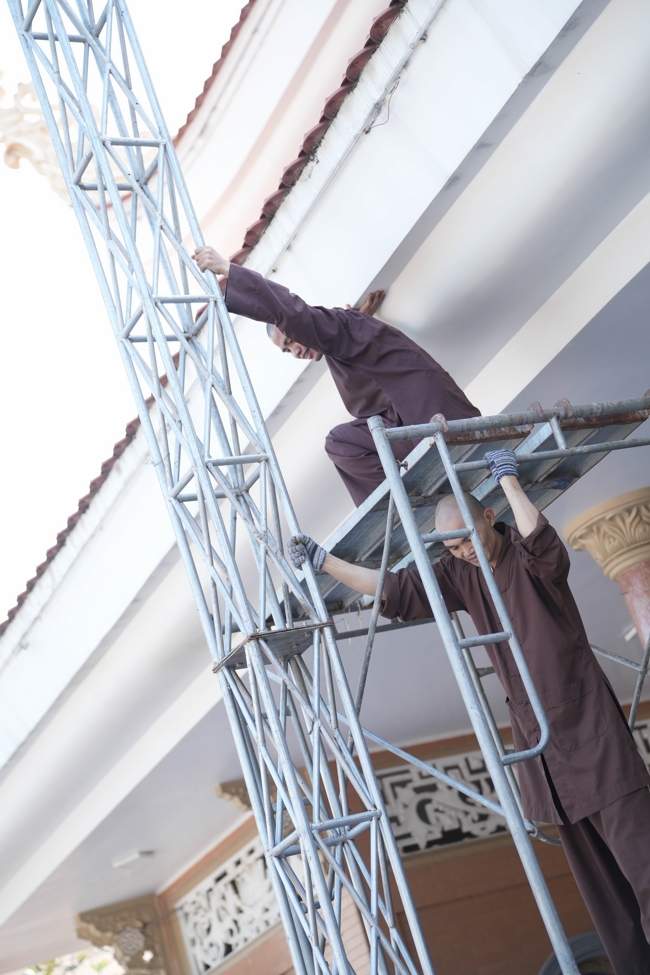 Công tác chuẩn bị đại lễ hoa đăng kỷ niệm đức Phật A-di-đà năm 2026