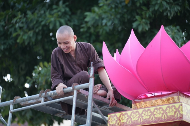 Công tác chuẩn bị đại lễ hoa đăng kỷ niệm đức Phật A-di-đà năm 2026