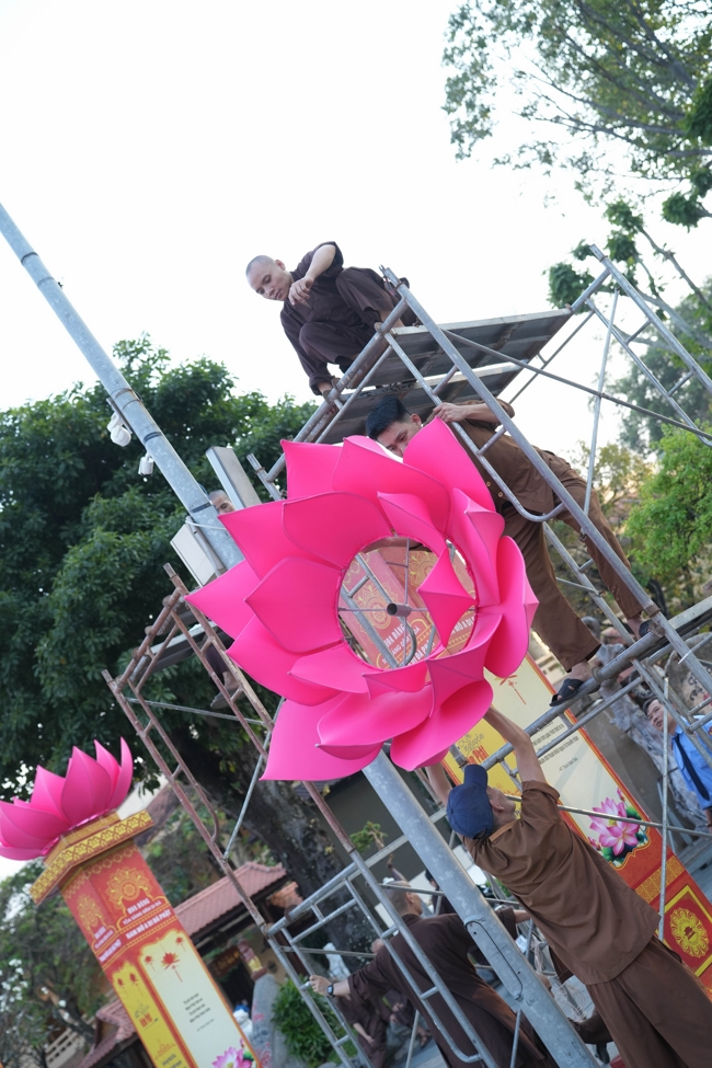 Công tác chuẩn bị đại lễ hoa đăng kỷ niệm đức Phật A-di-đà năm 2026