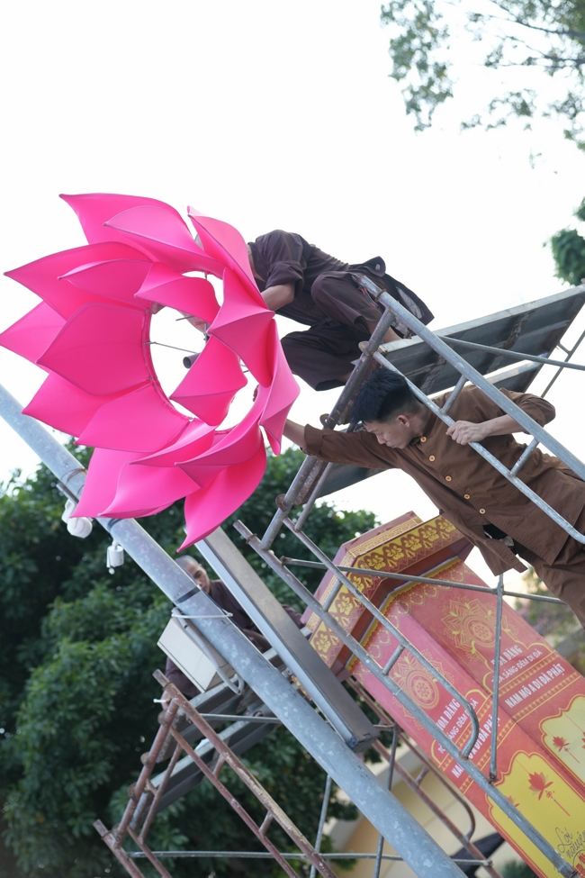 Công tác chuẩn bị đại lễ hoa đăng kỷ niệm đức Phật A-di-đà năm 2026