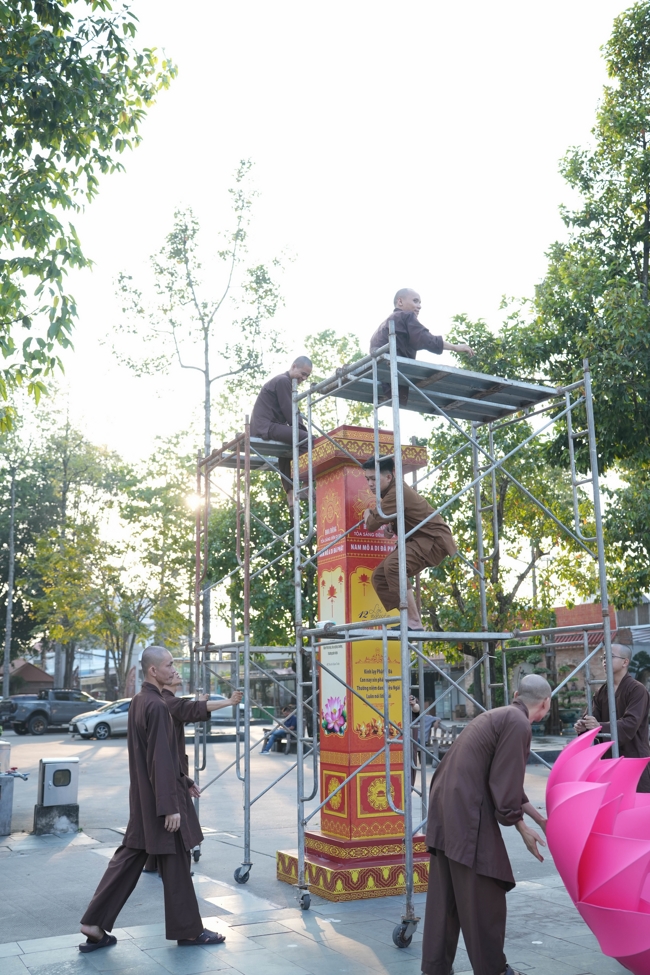 Công tác chuẩn bị đại lễ hoa đăng kỷ niệm đức Phật A-di-đà năm 2026