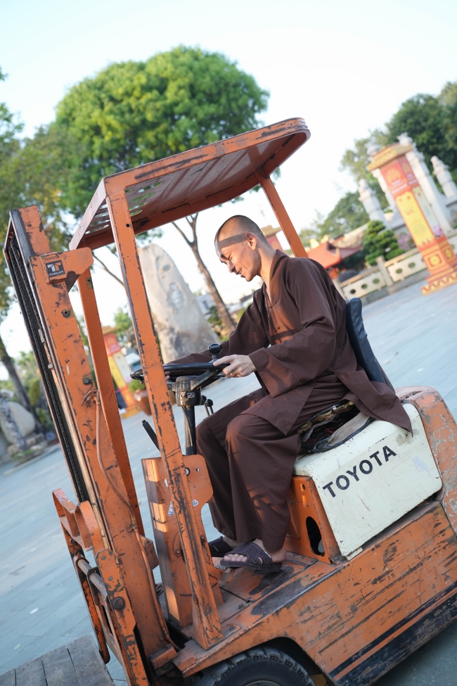 Công tác chuẩn bị đại lễ hoa đăng kỷ niệm đức Phật A-di-đà năm 2026