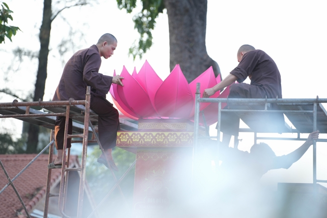 Công tác chuẩn bị đại lễ hoa đăng kỷ niệm đức Phật A-di-đà năm 2026