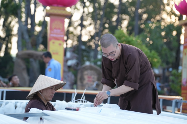 Công tác chuẩn bị đại lễ hoa đăng kỷ niệm đức Phật A-di-đà năm 2026