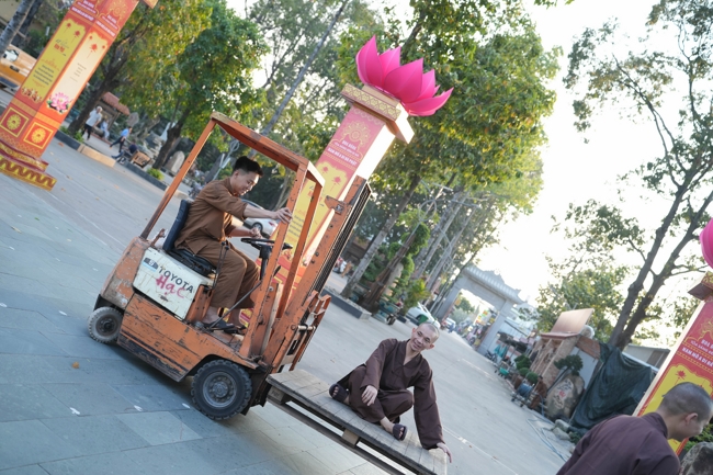 Công tác chuẩn bị đại lễ hoa đăng kỷ niệm đức Phật A-di-đà năm 2026