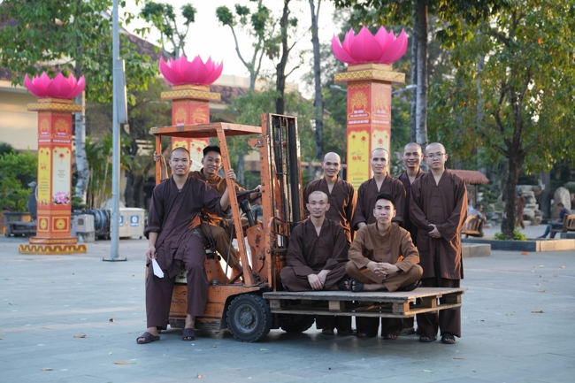 Công tác chuẩn bị đại lễ hoa đăng kỷ niệm đức Phật A-di-đà năm 2026