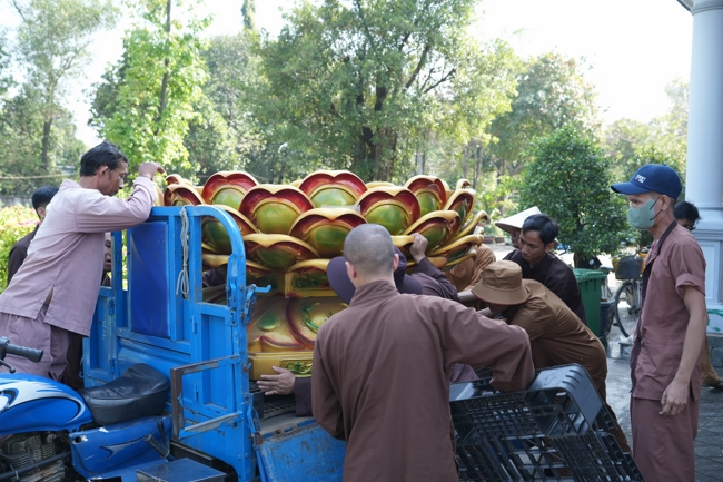 Công tác chuẩn bị đại lễ hoa đăng kỷ niệm đức Phật A-di-đà năm 2026